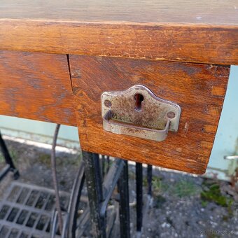 starý šijací stroj LADA - 12