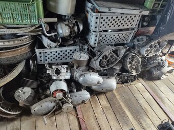 Jawa - CZ motor blok valec hlava puklica kolesá nádrž - 12