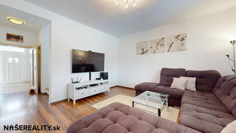 Na predaj: Moderný 5-izbový rodinný dom s bazénom, záhradou  - 12