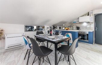 Chorvátsko dom s tromi apartmánmi 50 metrov od mora. - 12