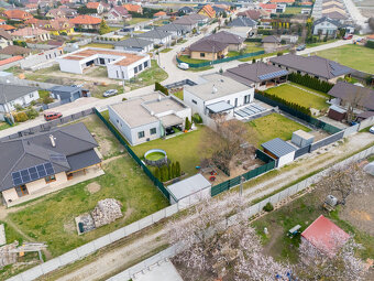 Na predaj priestranný 4-izbový rodinný dom s dvojgarážou v o - 12