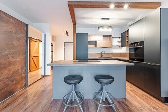 MODERNÝ DIZAJNOVO RIEŠENÝ 1i BYT S VEĽKOU LOGGIOU - 12