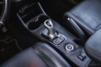 Mitsubishi Outlander Hybrid / Bi-Xenon / Strešné okno / - 12