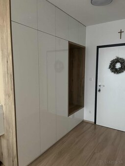 Moderný 2-izbový kompletne zariadený byt s loggiou a parkova - 12