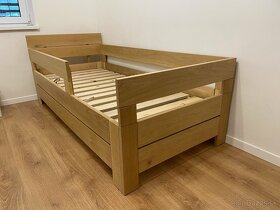 Dubová posteľ s detskými zábranami a úložným priestorom - 12
