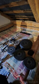 Predám fitness lavicku s 55kg závažím a jednoručky - 12
