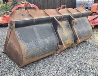 Teleskopický nakladač - 12