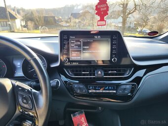 Toyota C-HR 1.8 Hybrid E-CVT rok 2021 - 12