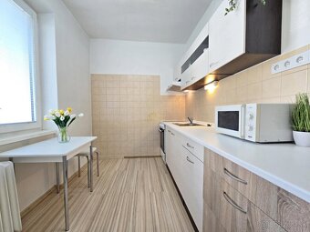 3-izb TEHLOVÝ byt (65m²) s krásnymi parketami / Rastislavova - 12
