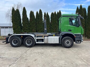 Hákový nosič kontajnerov Mercedes Benz Arocs 6x4 – 2016 - 12