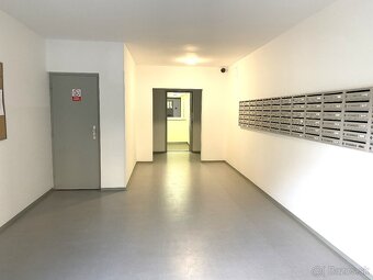PREDAJ VEĽKÝ 1 IZBOVÝ BYT SARATOVSKÁ ULICA BA DÚBRAVKA - 12
