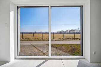 Novostavba- Bungalov s pekným výhľadom na Smolenický  zámok - 12