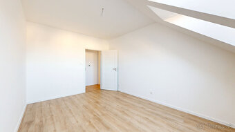 POLIANKY / Priestranný 3-izbový byt s loggiou a kuchynskou l - 12