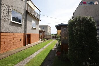 Rodinný dom s veľkým pozemkom, súkromím a pohodlím - 12