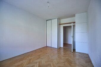 Sibírska -3. izbový, priestranný byt s balkonom - 12