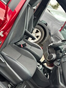 Toyota Yaris 1.5 Hybrid e-CVT - 12