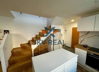 JKV REAL ponúka na predaj priestranný 2,5-izbový mezonet v c - 12
