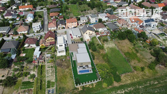 Luxusný dvojgeneračný rodinný dom v obci Zavar 1058 m2 - 12