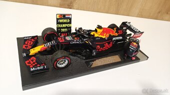 Max Verstappen 1:18 s figurkou - prvy titul Abu Dhabi 2021 - 12