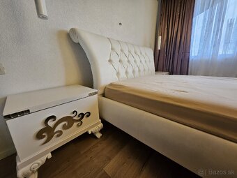 Luxusné biele kreslo z koženky – elegantné a pohodlné - 12