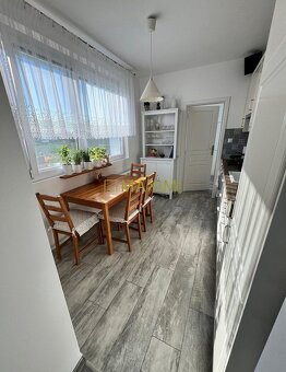 Veľmi pekný zrekonštruovaný 3- izbový byt s lodžiou na  ulic - 12