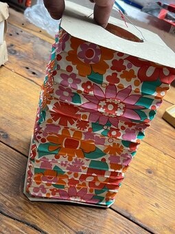 Staré Vianočné ozdoby s lampiónom a káblami. - 12