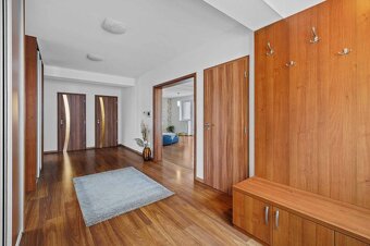 REZERVOVANÉI Predaj 5 - izb.dom v obľúbenej lokalite Ivanka  - 12