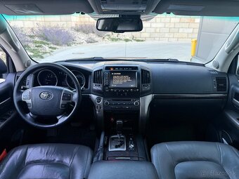 Toyota Land Cruiser 200 4.5 V8 - 12