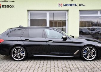 BMW Řada 5 M550d XD HUD B&W MASAŽ PANO 294 kw - 12