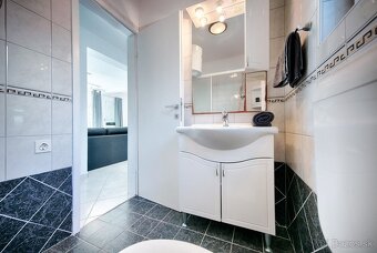 Predaj, novozrekonštruovaný dom s 3 bytmi, Vis, 100 m od mor - 12