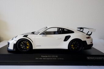 Porsche 911 GT2RS White/Black - 12