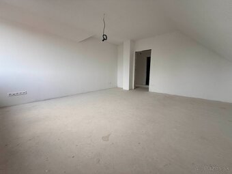 Na predaj 3-izbový podkrovný byt s loggiou v historickom cen - 12