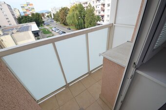REZERVOVANÉ - PEKNÁ GARSÓNKA S LOGGIOU  V CENTRE TREBIŠOVA - 12