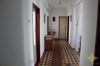 Priestranný rodinný dom s novou strechou - Vinica - 12