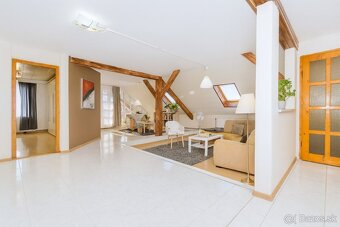 Rodinný dom s dvoma bytmi, 2 garáže, záhrada, bazén, DS - 12