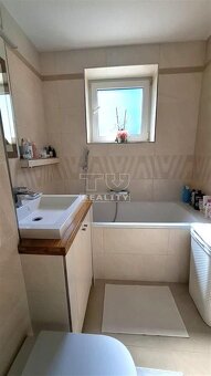 Pekný zrekonštruovaný 2 izbový byt s balkónom, dvoma... - 12