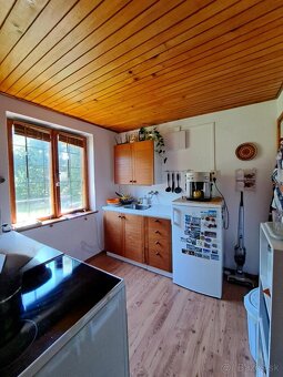 Predáme krásnu chatu s úžasným pozemkom 889m2 v Jelenci - 12
