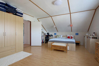 REI PREMIUM - Priestranný rodinný dom po rekonštrukcii s krb - 12