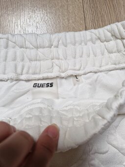NOVE Guess logovany kremovy crop top, sukna, smotanova sukna - 12