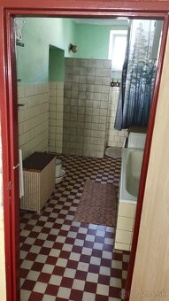 Priestranný dvojpodlažný rodinný dom v Pribeníku - 12