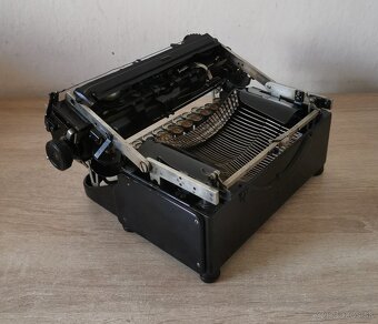 Starožitný skladací písací stroj ERIKA model 4 z roku 1927 - 12