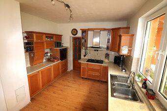 PREDAJ RODINNÝ DOM S BAZÉNOM A PRIESTOROM NA PODNIKANIE - 12