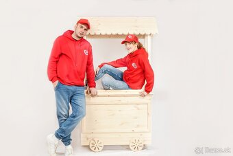 Drevené rekvizity, paravany a pódia.
 - 12