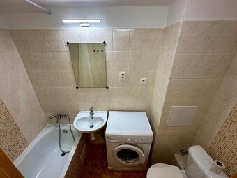 Svetlý 1 izbový byt na prenájom s parkovaním a výbornou dost - 12