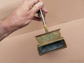 Stará zachovalá mosazná žehlička vel. 7 - 12