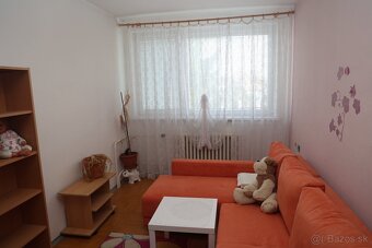 Rodinný dom s garážou a veľkým pozemkom na predaj - 12