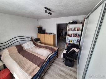 Na predaj 3 izbový dom v Šuranoch na 6 árovom pozemku - 12