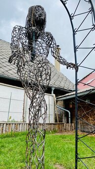 Socha ženy z kovu - 12