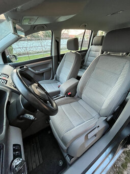 Volkswagen Touran - 12