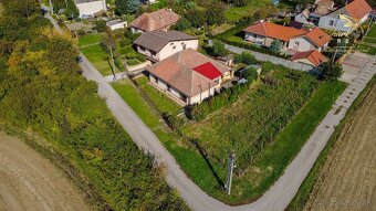 Na predaj 6-izbový rodinný dom s veľkým pozemkom v Komjatici - 12